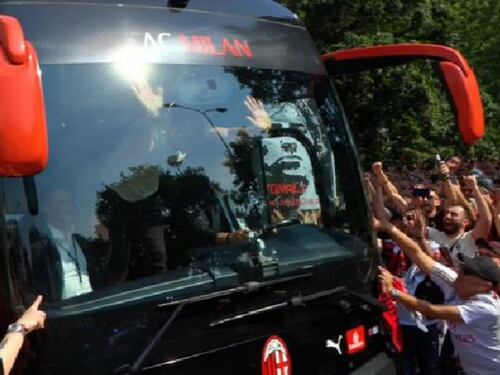 La manata di Ibrahimovic rompe il vetro del bus: ecco cosa è successo
