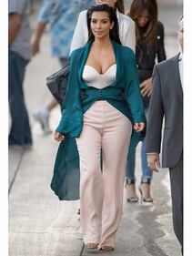 Kim Kardashian, maglietta bagnata senza reggiseno 48