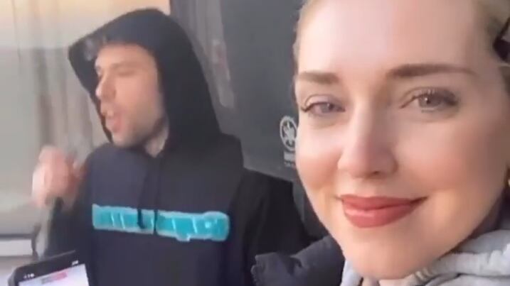 Fedez dice stop alle dirette dal balcone: "In segno di lutto per i tanti morti”