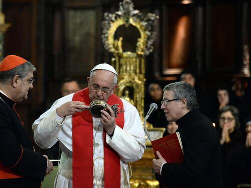 Il sangue di San Gennaro si scioglie per Papa Francesco