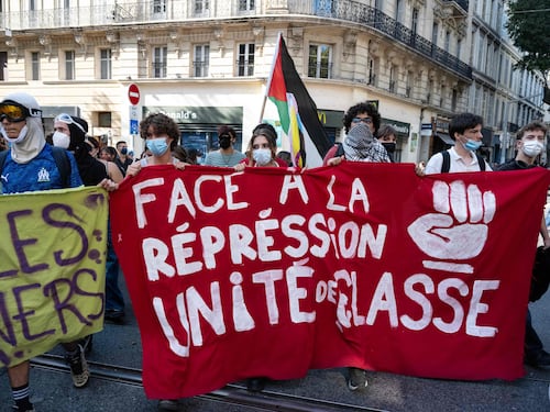 Caos Francia, 15enne ferito perde la mano. Ancora scontri