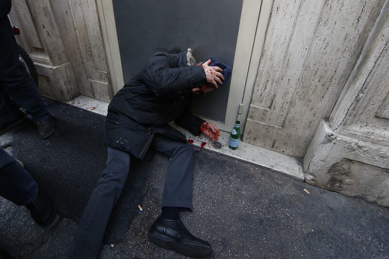Scontri davanti la sede del Pd in Via del Nazareno 7
