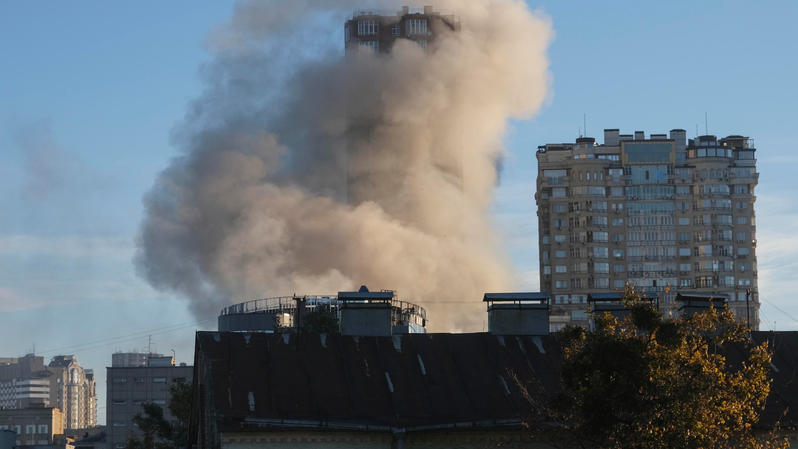 Missili su tutta Kiev, poi il buio: il nuovo raid di Putin