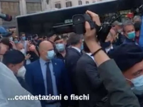 "Buffone, buffone, i soldi...". Conte travolto dalla rabbia