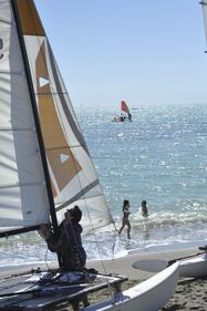 Voglia di mare: a Ostia si torna già in spiaggia 5