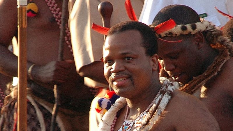 Mswati, il re dalle dieci mogli che fa sfilare le vergini in piazza