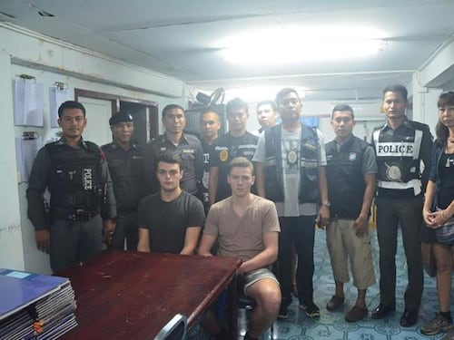 Strappano bandiera tailandese italiani arrestati e costretti alle scuse
