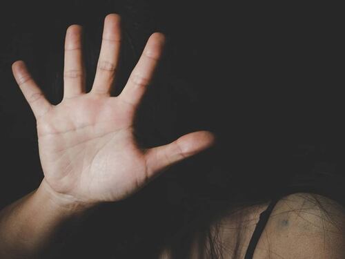 Picchiava moglie e figlia minorenne ogni giorno: arrestato 44enne di Monte di Procida