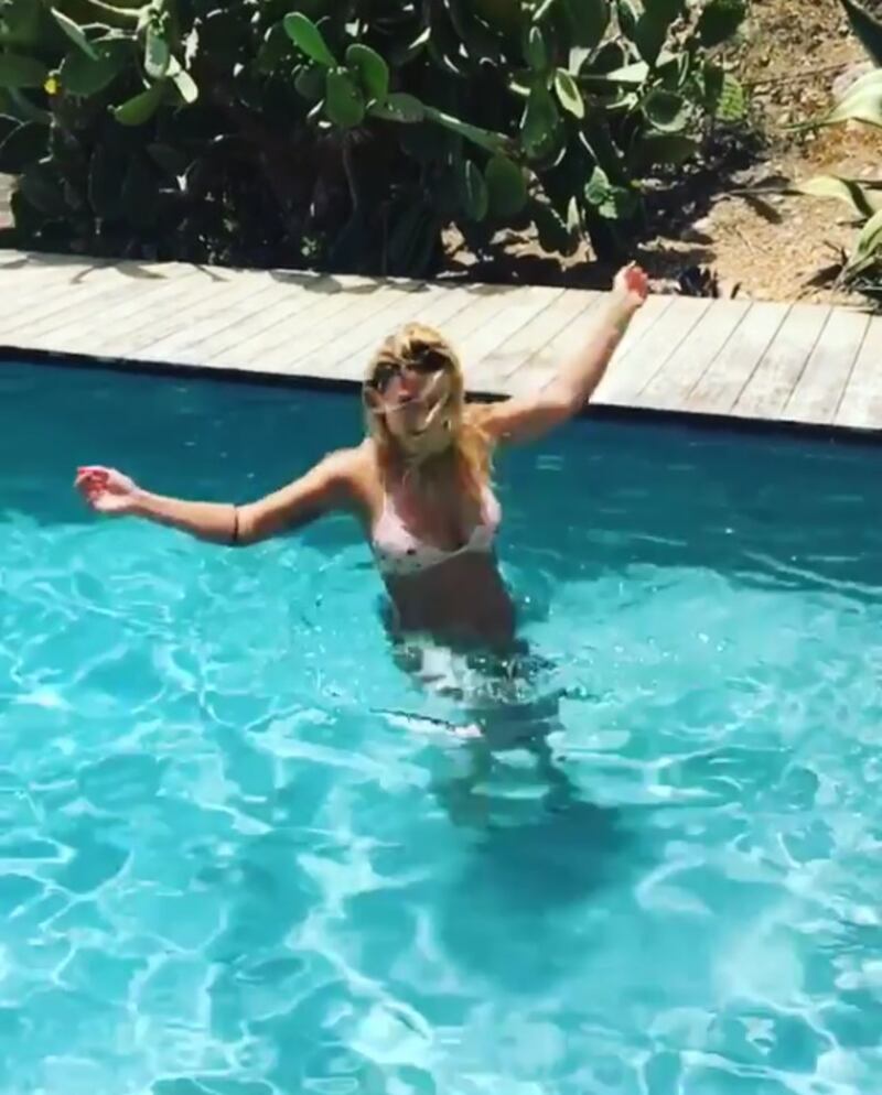 Emma Marrone, curve hot in barca 16