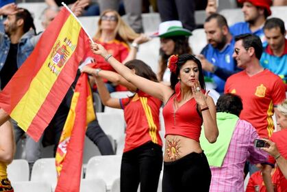 Italia-Spagna: ecco le tifose sexy sugli spalti 7