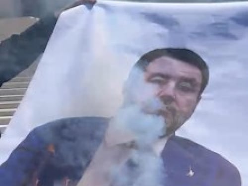 Università La Sapienza, Cambiare Rotta brucia manifesto con volto di Salvini. Meloni: "Non è protesta, è odio ideologico"