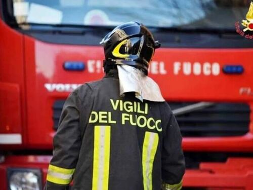 Uccide un uomo e si barrica in casa: la minaccia di far esplodere il palazzo, poi la resa