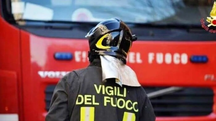 Uccide un uomo e si barrica in casa: la minaccia di far esplodere il palazzo, poi la resa