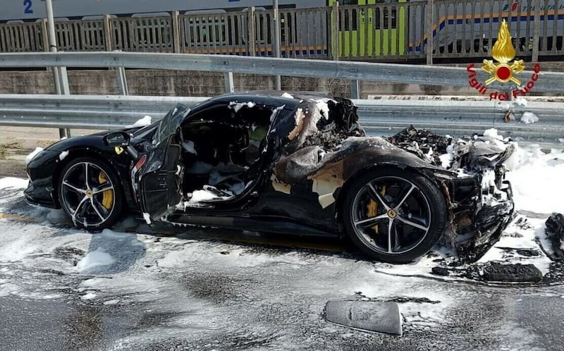 Mestre, la Ferrari 296 GTS esplode e prende fuoco: le immagini choc 7