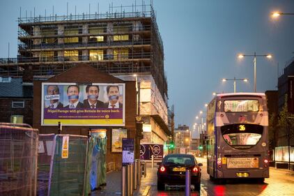 Manchester, deturpati i manifesti Ukip 3