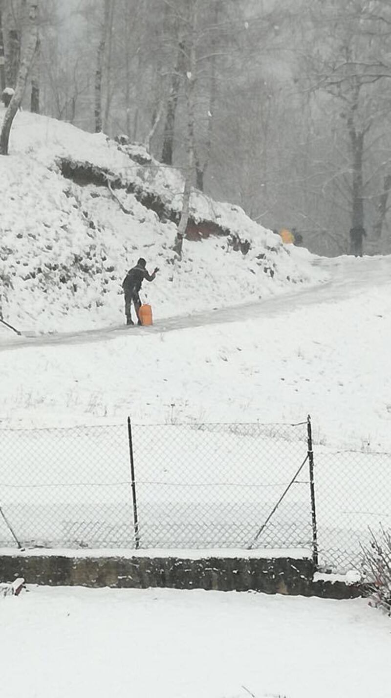 I migranti spalano la neve a Pettinengo 3