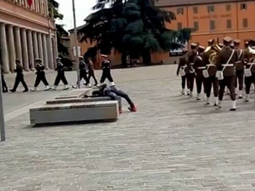 Reggio Emilia, sfregio del migrante ai soldati: bivacca alla cerimonia