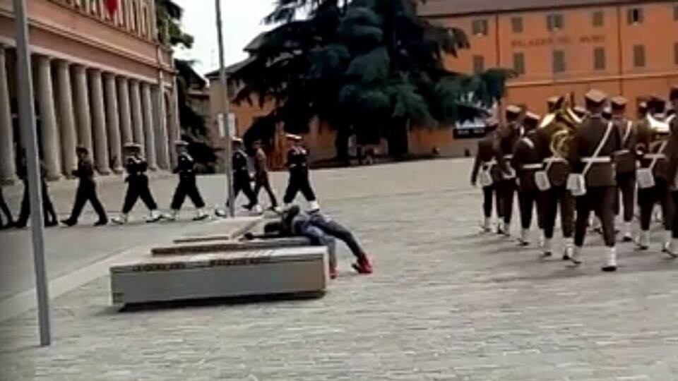 Reggio Emilia, sfregio del migrante ai soldati: bivacca alla cerimonia