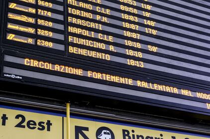 Attese e disagi alla stazione di Roma Termini a causa dell'incendio di Firenze 1