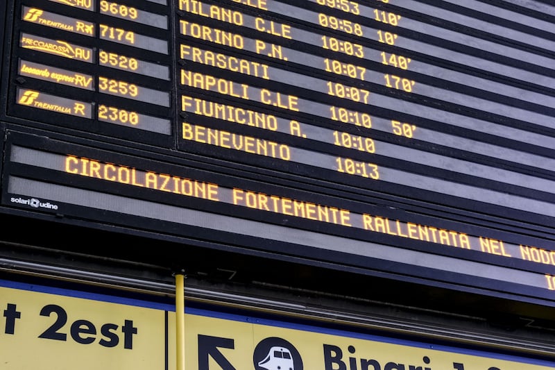 Attese e disagi alla stazione di Roma Termini a causa dell'incendio di Firenze 1