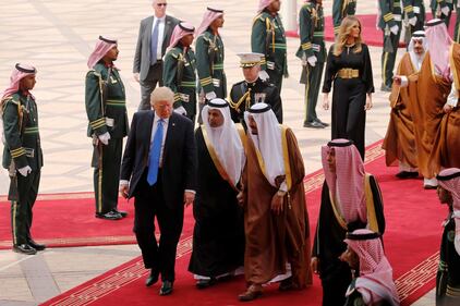 Melania Trump in Arabia Saudita senza il velo islamico 8