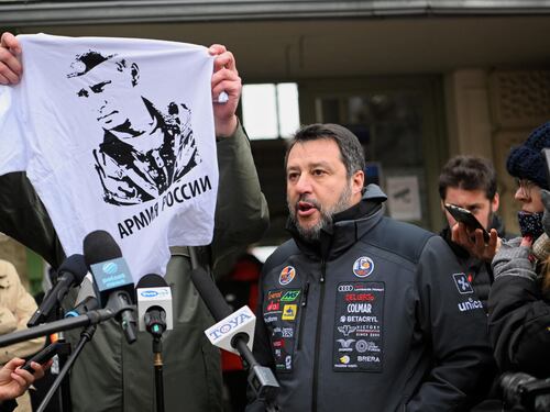 "Sono qui per aiutare", "Buffone". Chi ha contestato davvero Salvini...