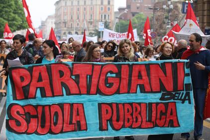 La "buona scuola" in piazza contro la riforma:  "Renzi puffarolo" 12