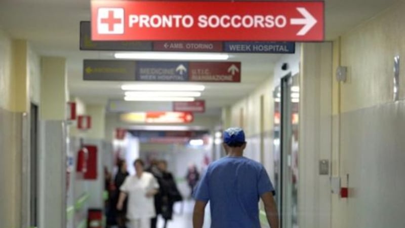 Spari al pronto soccorso di Prato: detenuto marocchino prova la fuga, agente esplode tre colpi di pistola