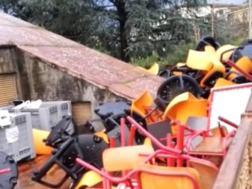 Ammucchiati in cataste fuori dalle scuole: ecco la fine dei banchi a rotelle