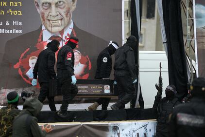 Hamas e il palco dell'orrore: esposte le bare dei 4 ostaggi morti 19