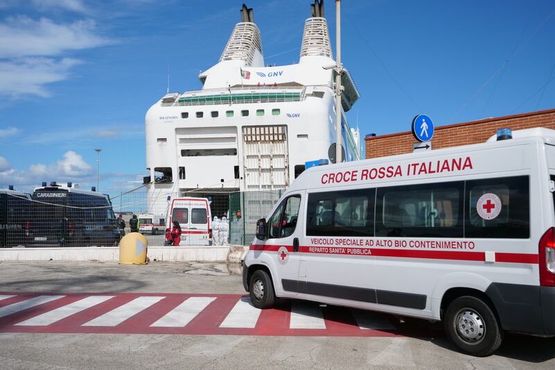 migranti in trasferimento sulle navi