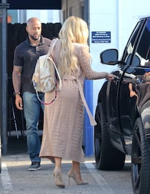 Le sorelle Kardashian a Los Angeles: chi è più sexy tra Kim e Khloe? 11