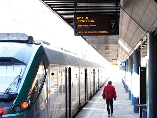 Donna sotto al treno alla stazione di Parabiago: forti disagi nella circolazione