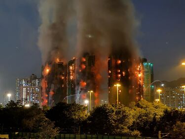 Vasto incendio a Hong Kong: le immagini del complesso residenziale in fiamme 1