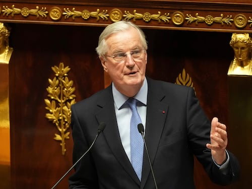Barnier sfiduciato dal voto in sintonia di destra e sinistra. Eliseo sotto accusa