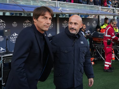 Napoli irriconoscibile, il Bologna sale in "business class"