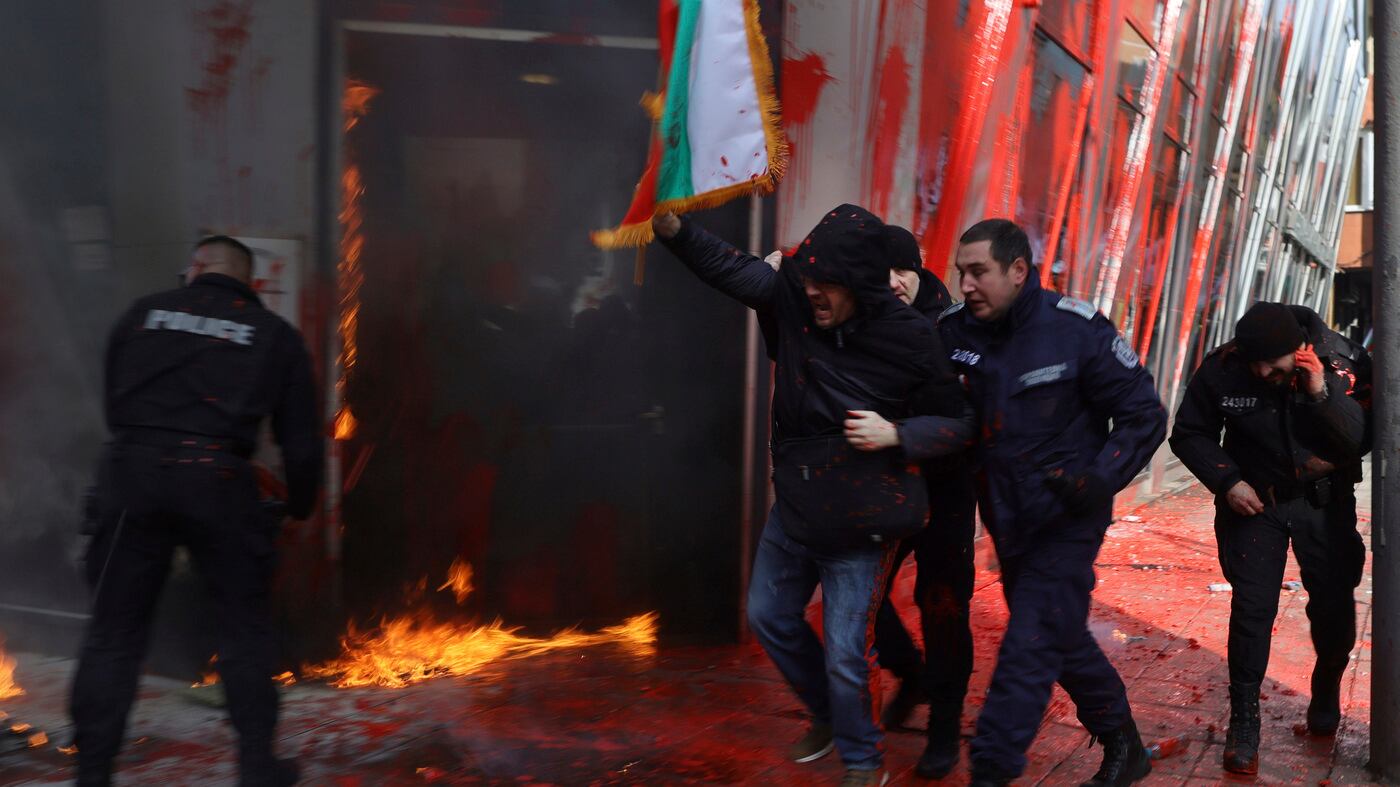 Ultradestra all'assalto. Raid al palazzo Ue e bandiere bruciate