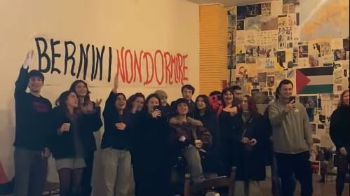 "Bernini non dormire, vaffan...". Così viene festeggiato lo studente che aveva contestato la ministra ad Atreju