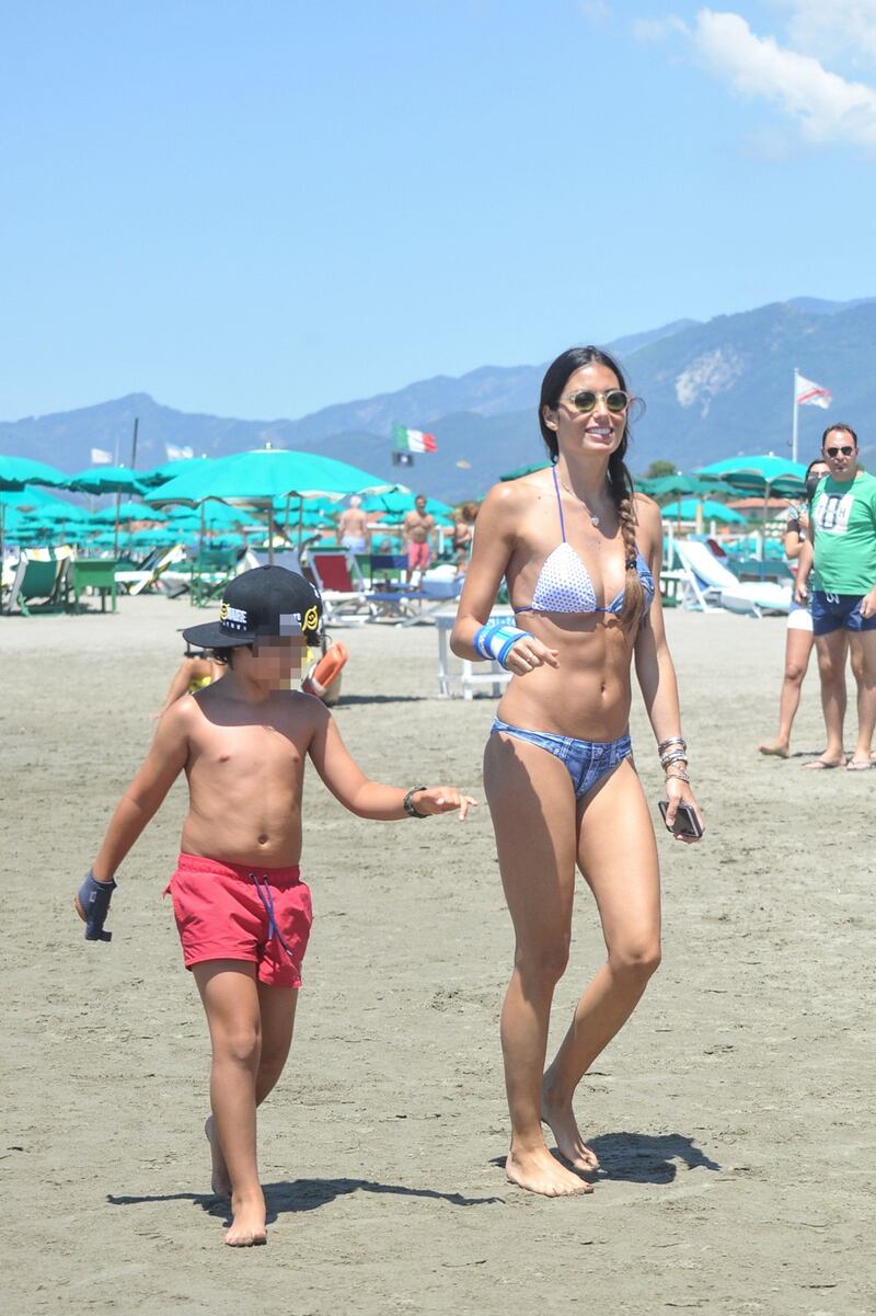 Elisabetta Gregoraci, super hot in bikini 14