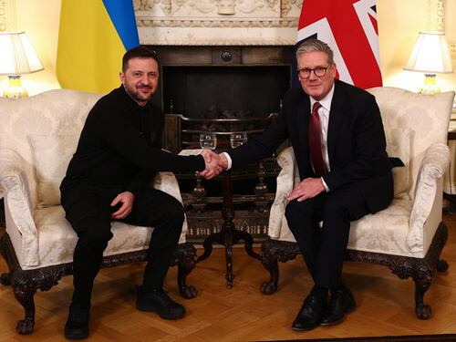 Starmer accoglie Zelensky: "Con voi fino alla fine". Macron: "Potrebbe riprendere il dialogo con Putin"