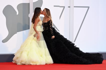 Venezia si infiamma con il bacio saffico tra Mila Suarez e Elisa De Panicis 1