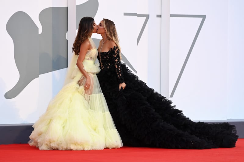 Venezia si infiamma con il bacio saffico tra Mila Suarez e Elisa De Panicis 1