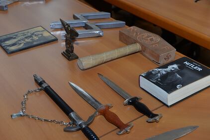 Naziskin, l'arsenale trovato nella sede di Varese 13