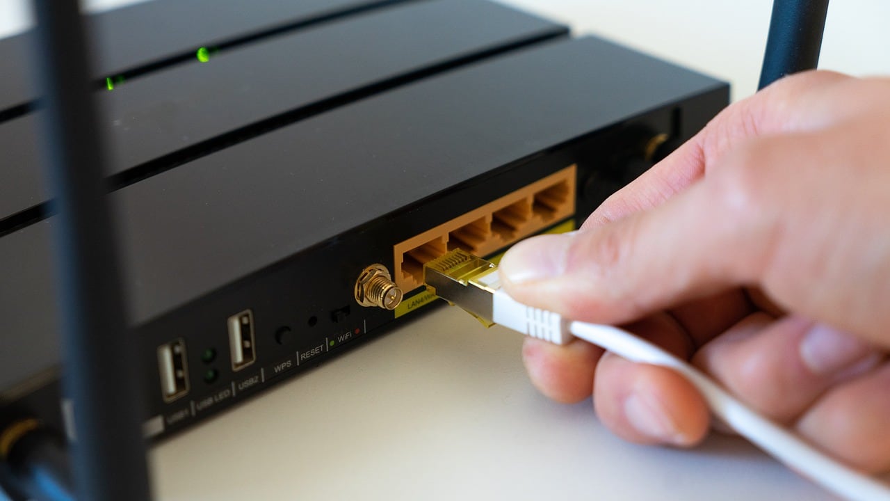 Se hai uno di questi router cambialo subito: cosa rischi