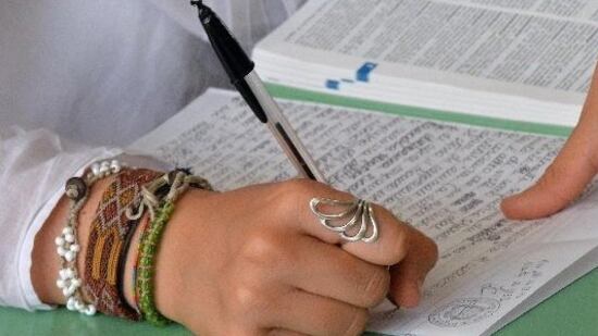 Appello pro-migranti alla maturità. Lega: "Pressioni da prof che fa saluto comunista"
