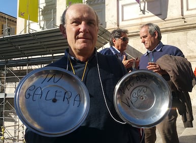 Salva Banche, risparmiatori in piazza: "Renzi, vogliamo indietro i nostri soldi" 7