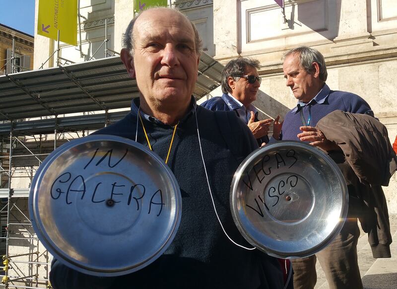 Salva Banche, risparmiatori in piazza: "Renzi, vogliamo indietro i nostri soldi" 7
