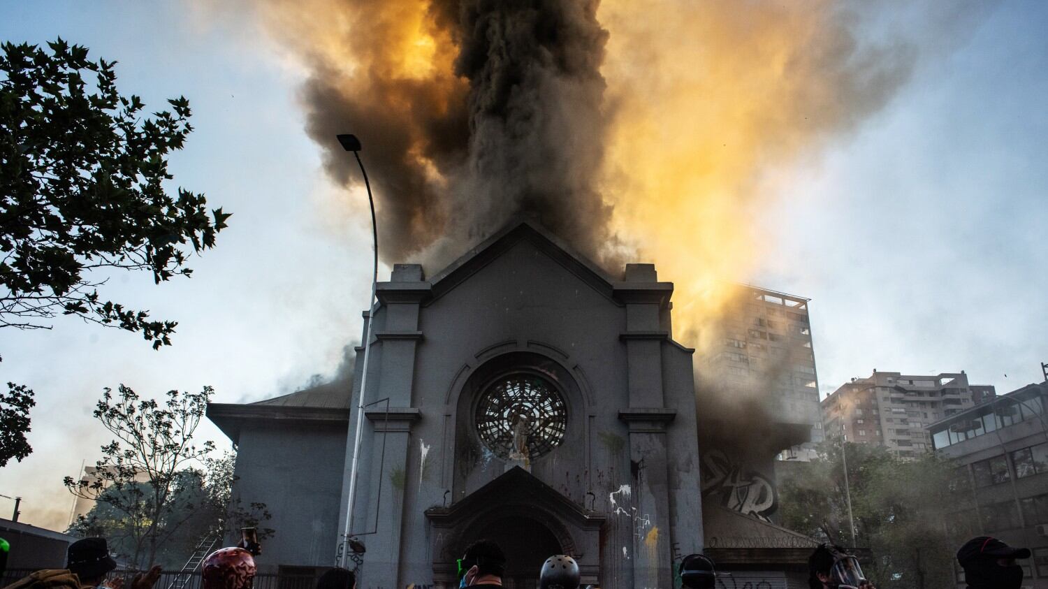 Cile, chiese a fuoco e saccheggi. La rivolta dei rossi anti sistema