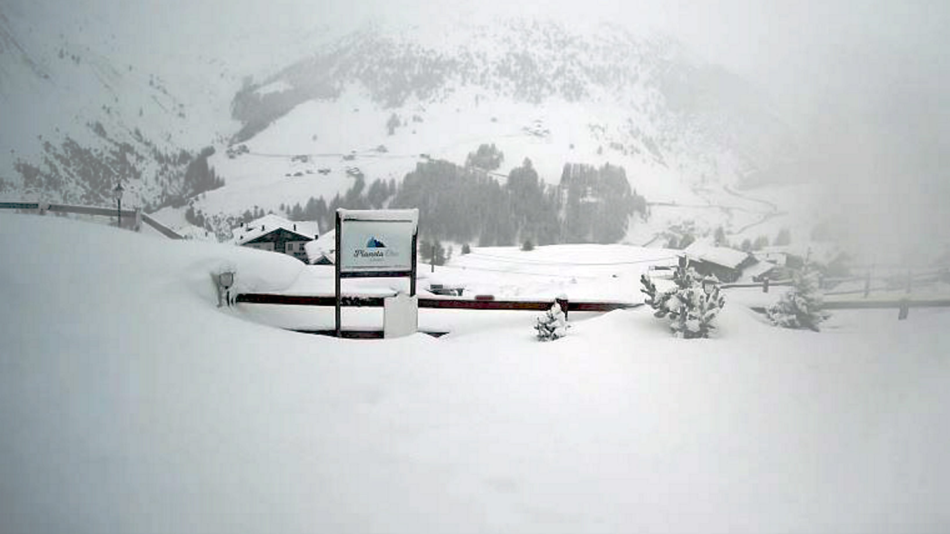 La bufera di neve, il vento, poi la slavina: Livigno isolata. "Situazione critica"
