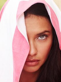 Adriana Lima regina di sensualità: gli scatti più hot della modella brasiliana 47